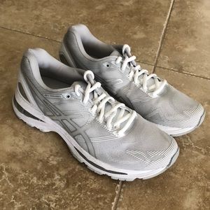 Women’s ASICS Nimbus 19 Running Shoes Size US 9